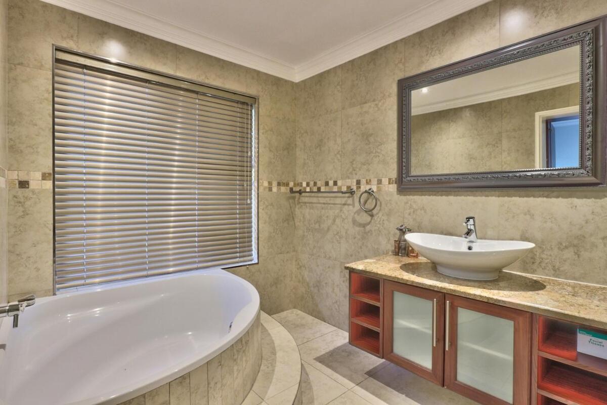 Tranquil Family Escape Spacious & Garden Cape Town